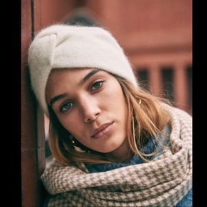 NWOT Anastasia Beanie